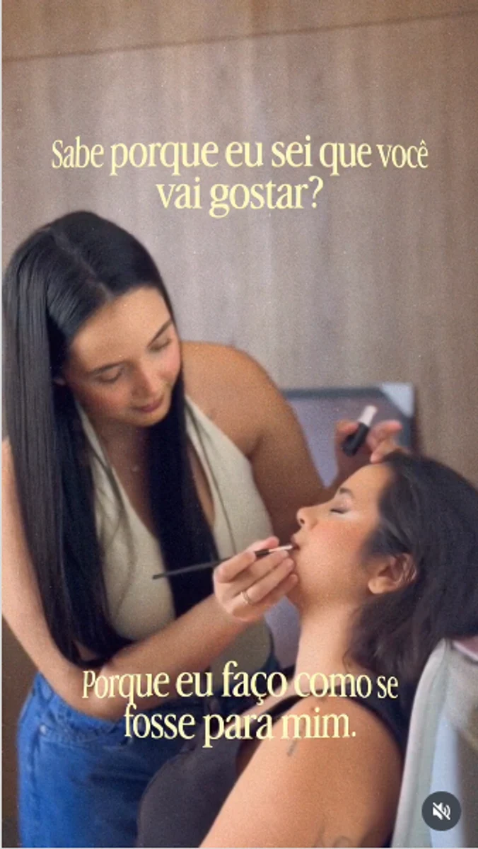 Ellen Matos realizando uma produção de beleza.